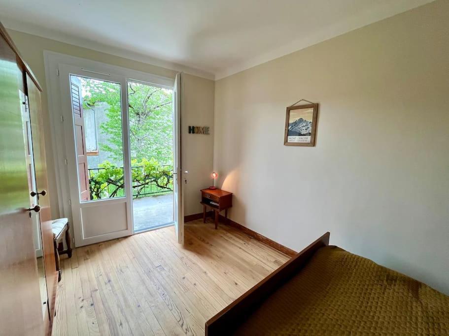 La Petite Ourse Maison De Village A Oust Extérieur photo