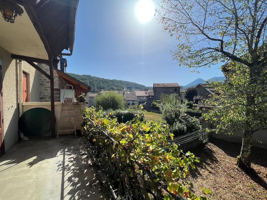 La Petite Ourse Maison De Village A Oust Extérieur photo