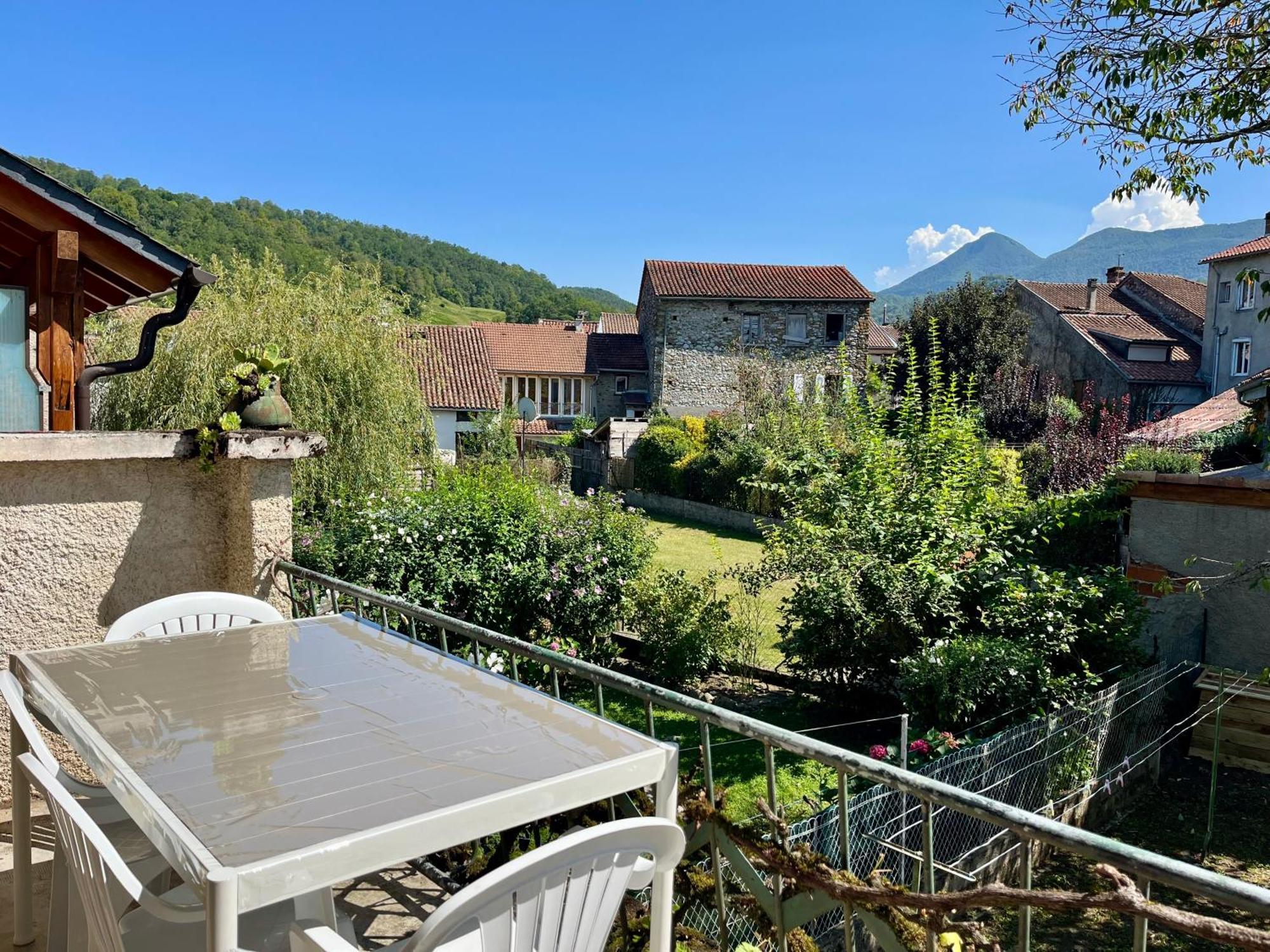 La Petite Ourse Maison De Village A Oust Extérieur photo